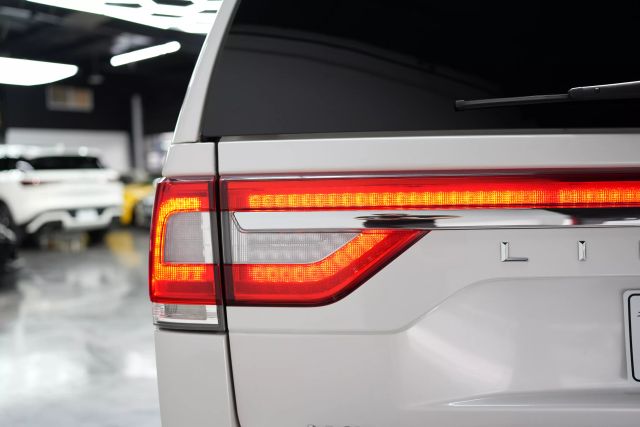 2017 Lincoln Navigator Select Image 24 of 66