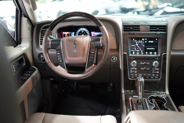 2017 Lincoln Navigator Select Image 36 of 66