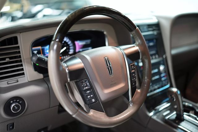 2017 Lincoln Navigator Select Image 33 of 66