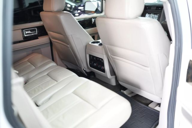 2017 Lincoln Navigator Select Image 65 of 66