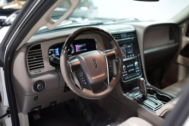 2017 Lincoln Navigator Select Image 32 of 66