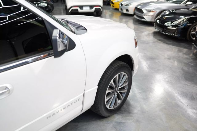 2017 Lincoln Navigator Select Image 2 of 66
