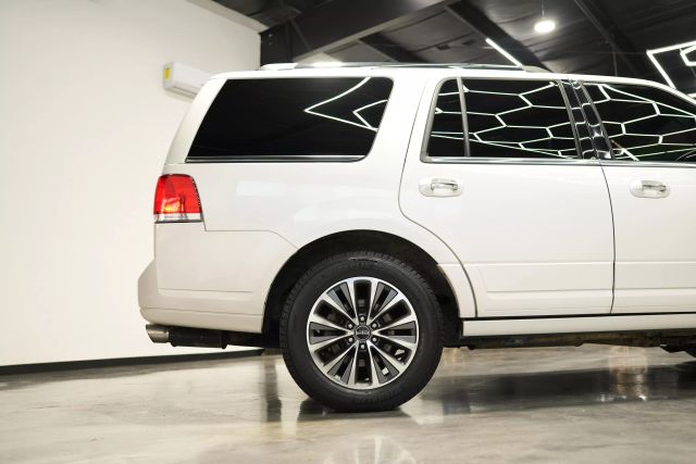 2017 Lincoln Navigator Select Image 12 of 66