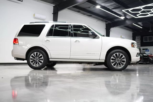 2017 Lincoln Navigator Select Image 11 of 66