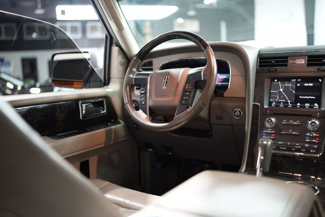 2017 Lincoln Navigator Select Image 35 of 66