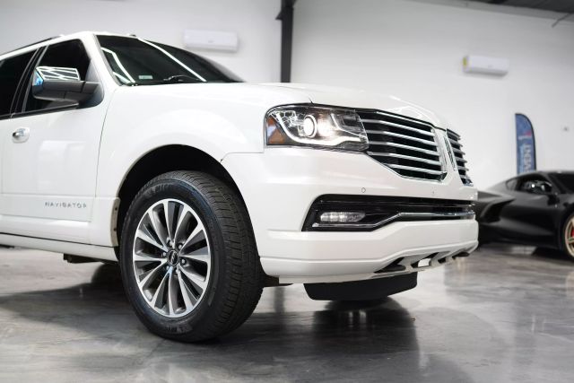 2017 Lincoln Navigator Select Image 9 of 66