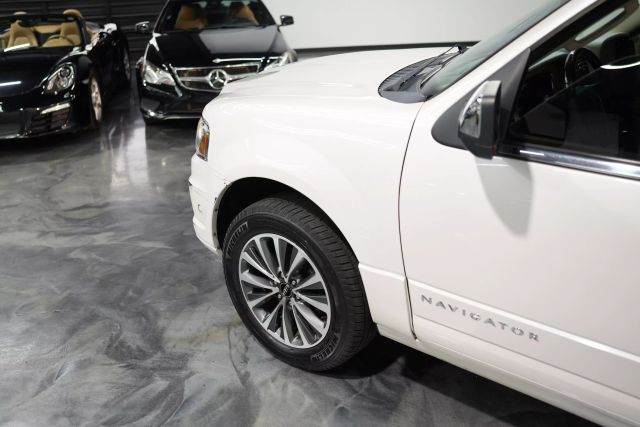 2017 Lincoln Navigator Select Image 27 of 66