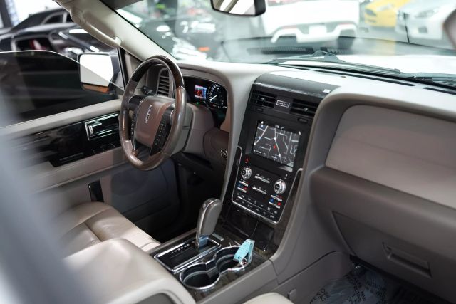 2017 Lincoln Navigator Select Image 51 of 66