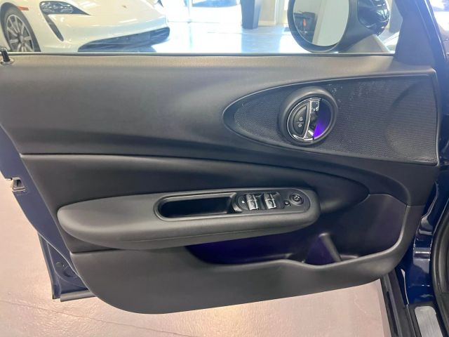 Vehicle image 25 of 34