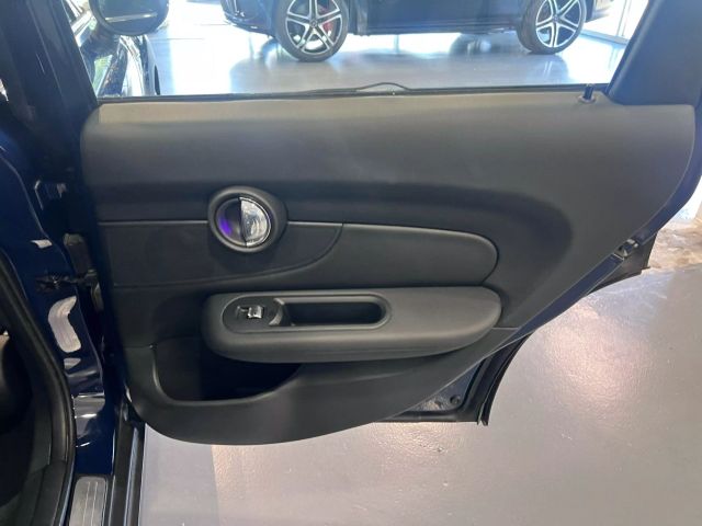 Vehicle image 26 of 34