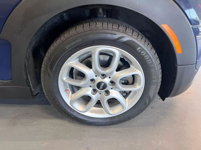 Vehicle image 28 of 34