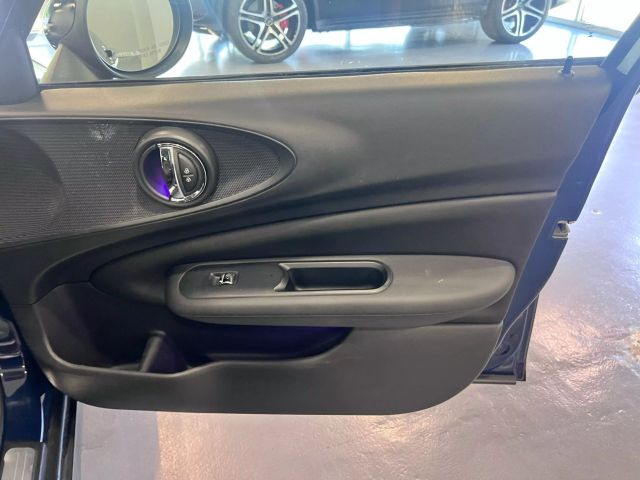 Vehicle image 32 of 34