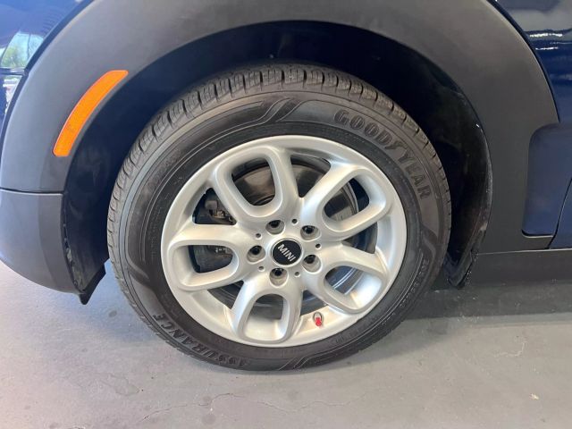 Vehicle image 29 of 34