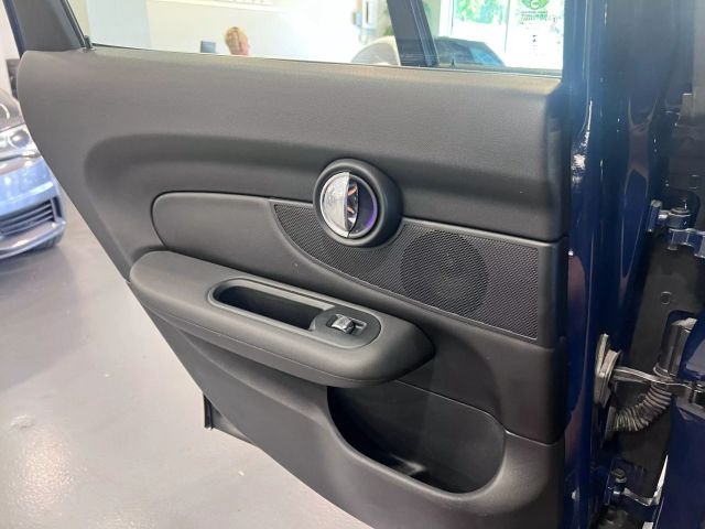 Vehicle image 31 of 34
