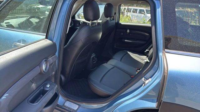 Vehicle image 28 of 33