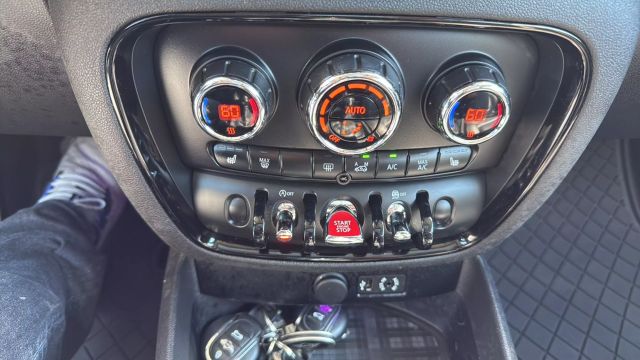 Vehicle image 19 of 33