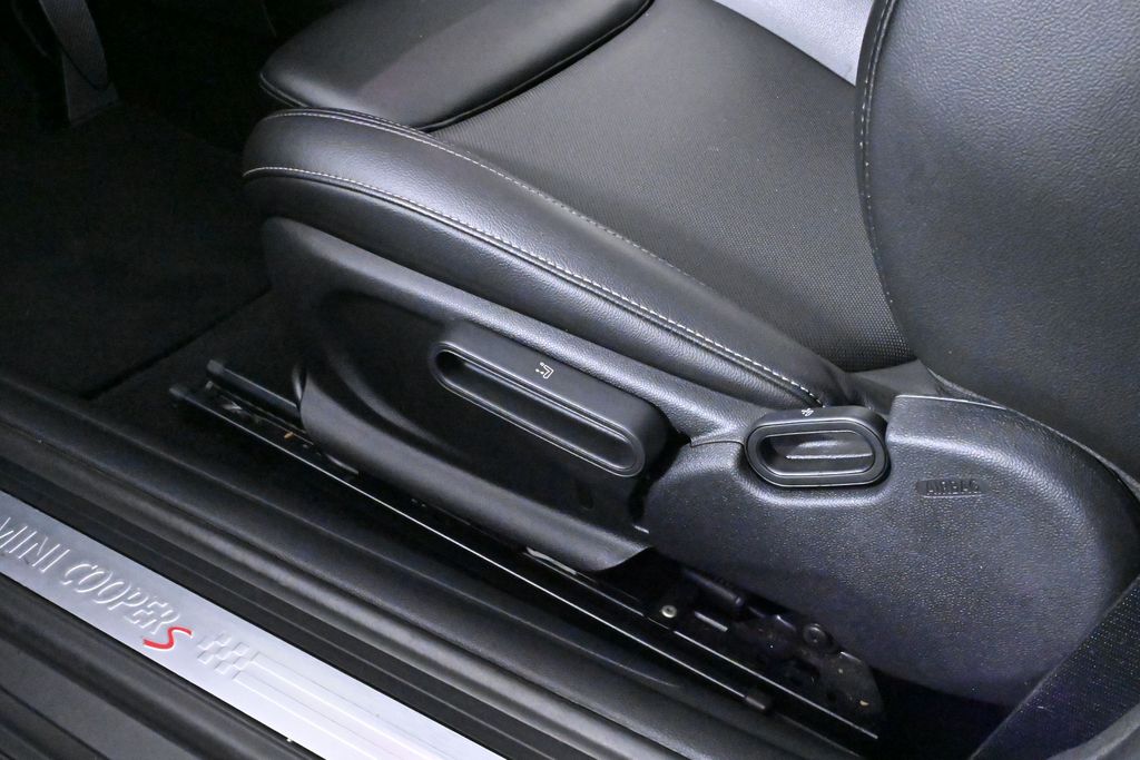 Vehicle image 23 of 33