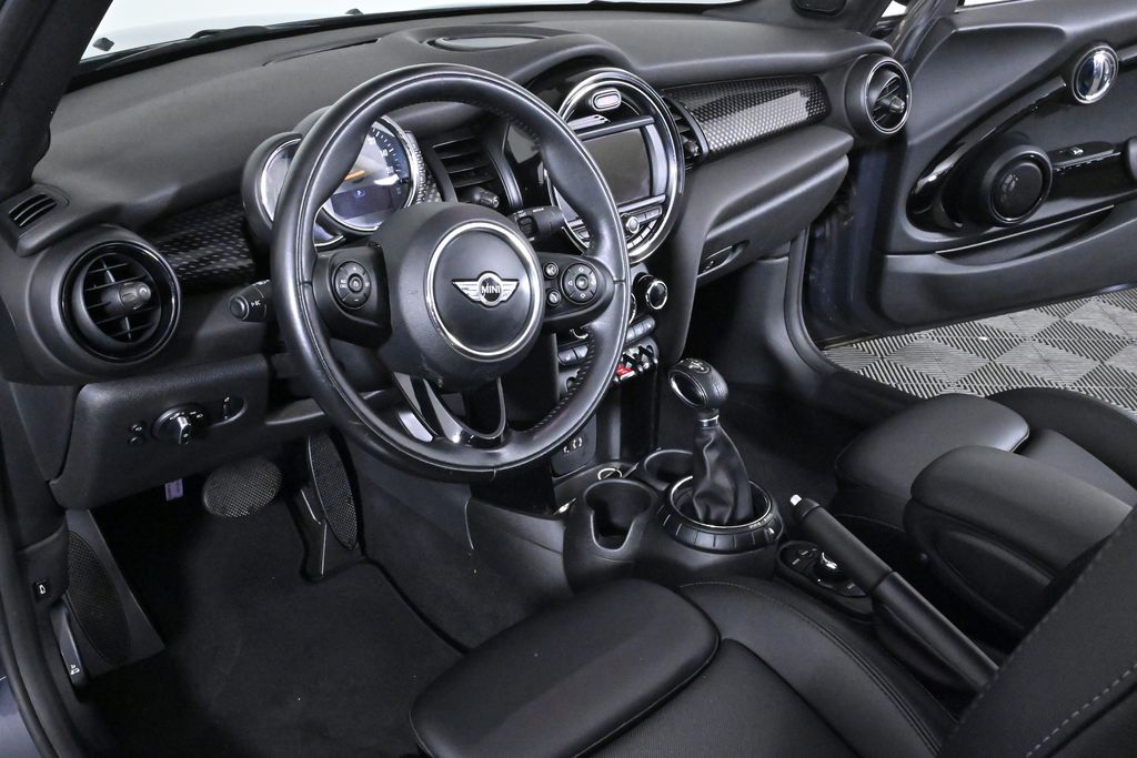 Vehicle image 17 of 33
