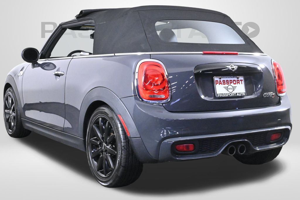 Vehicle image 10 of 33