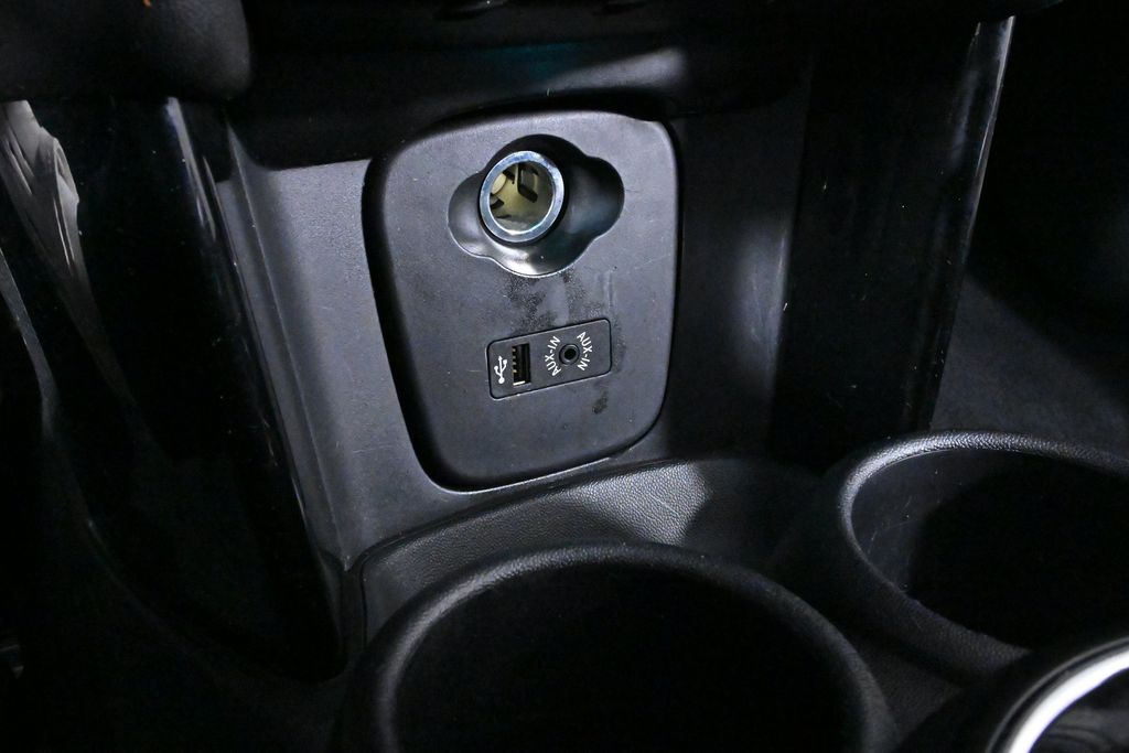Vehicle image 21 of 33