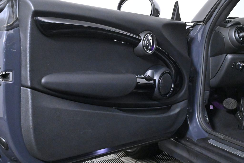 Vehicle image 27 of 33