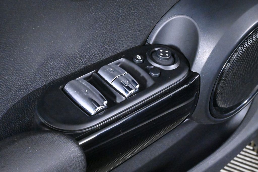 Vehicle image 25 of 33