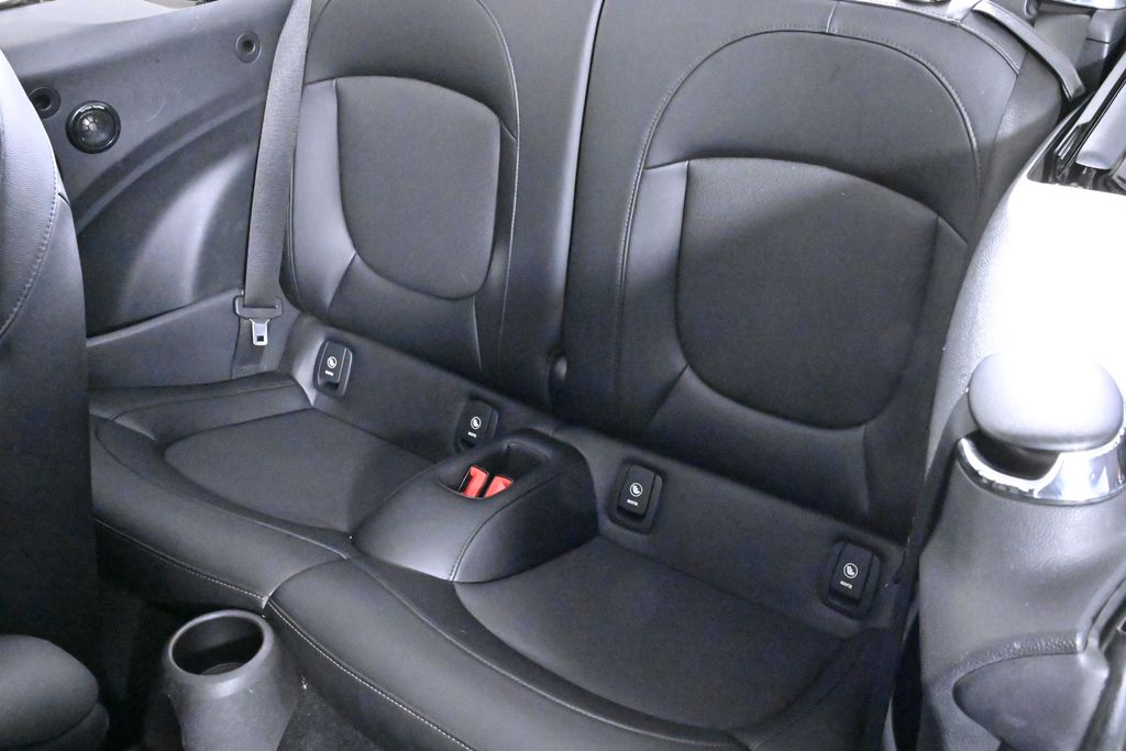 Vehicle image 16 of 33