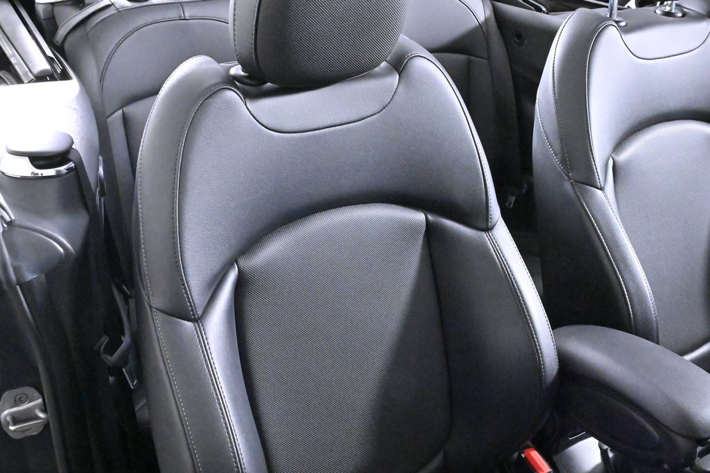Vehicle image 14 of 33