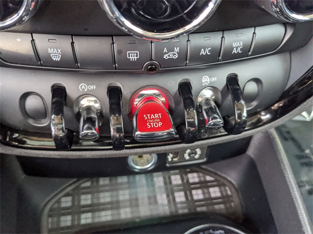 Vehicle image 23 of 30