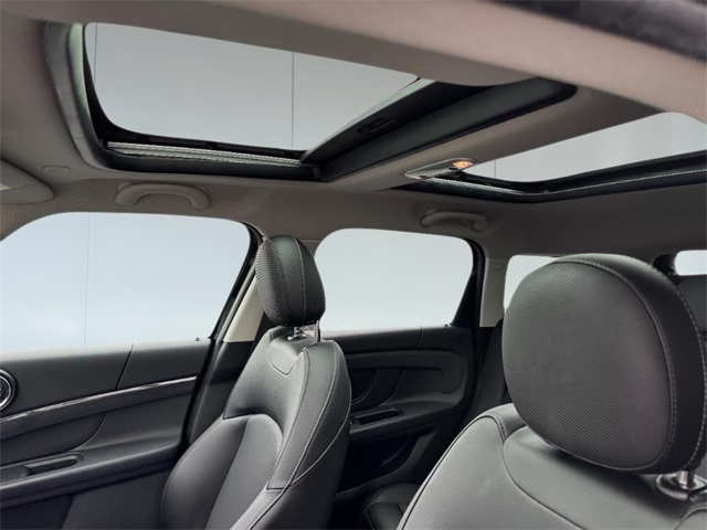 Vehicle image 11 of 20