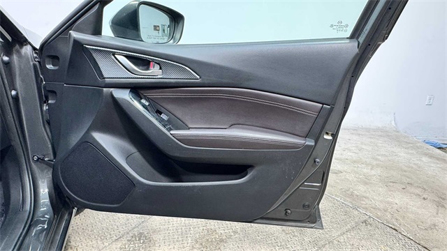 Vehicle image 25 of 30