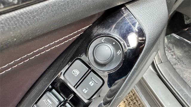 Vehicle image 23 of 30