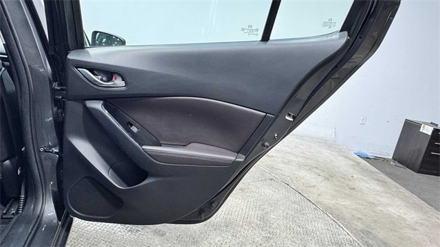 Vehicle image 27 of 30