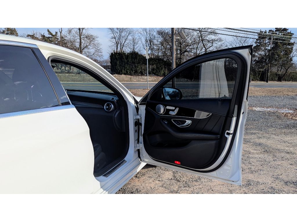 Vehicle image 11 of 33
