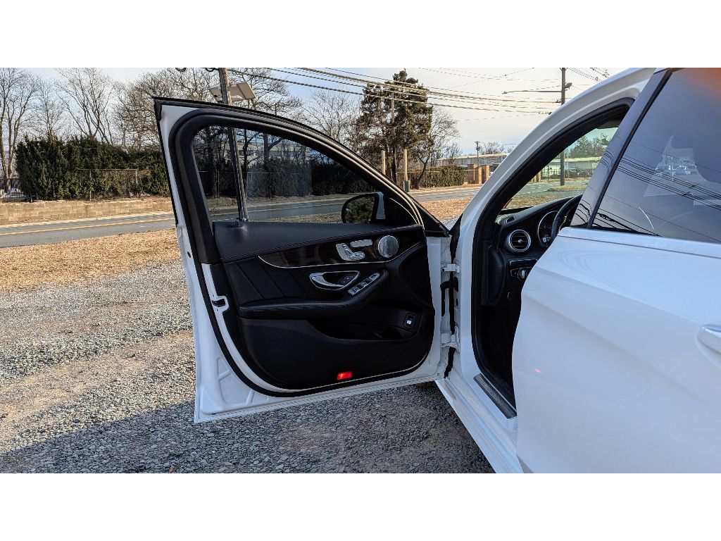 Vehicle image 9 of 33