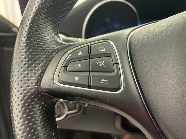 Vehicle image 17 of 33