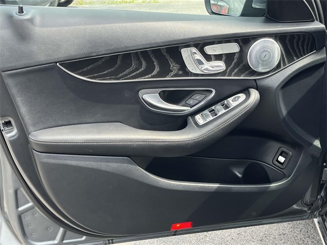 Vehicle image 25 of 34