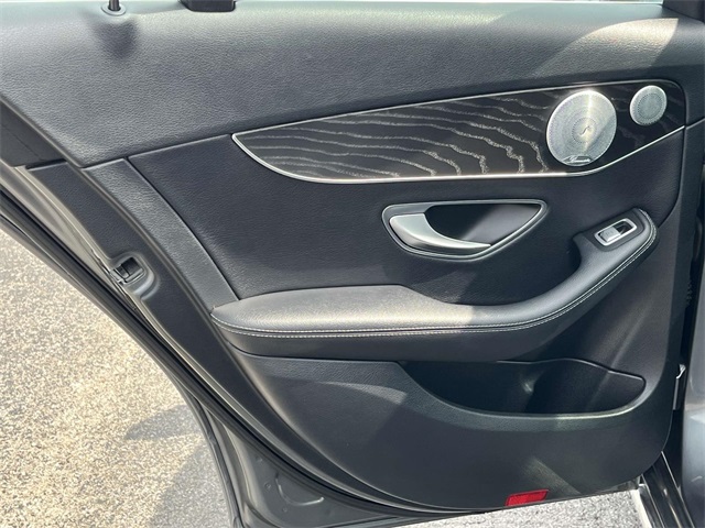 Vehicle image 23 of 34