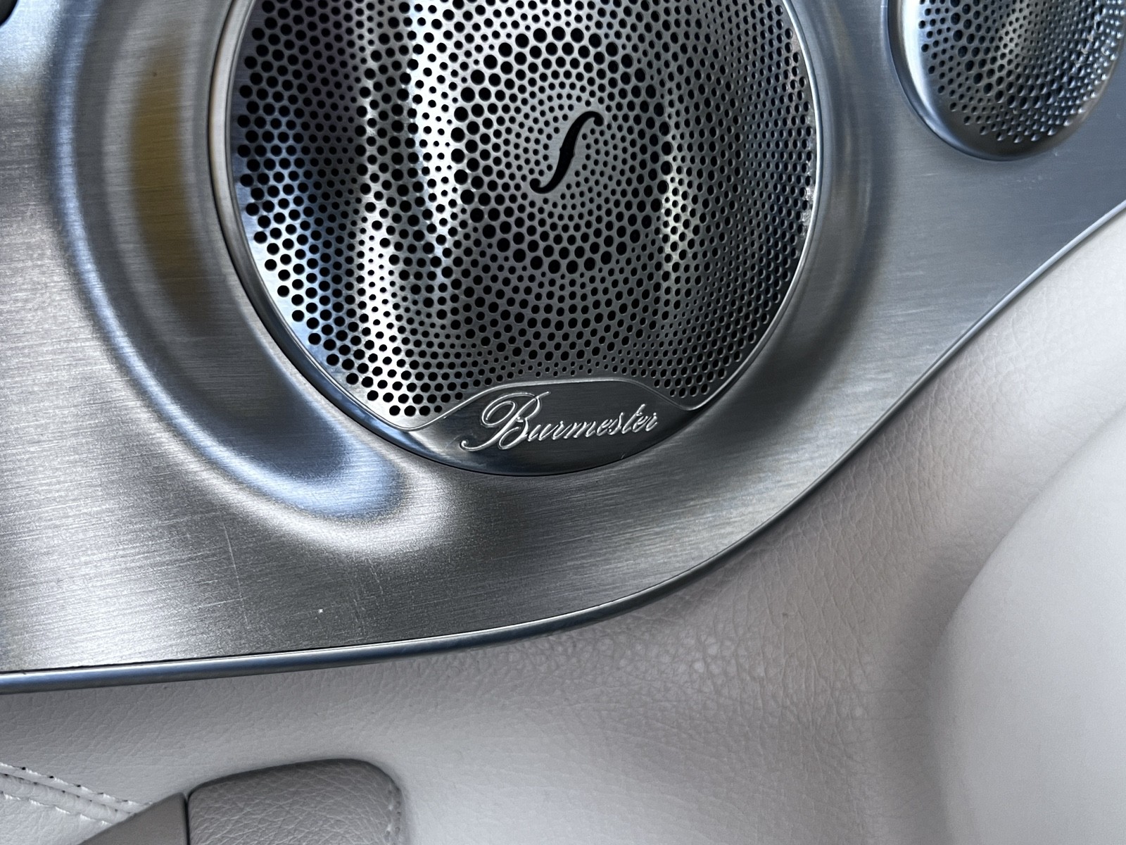 Vehicle image 25 of 27