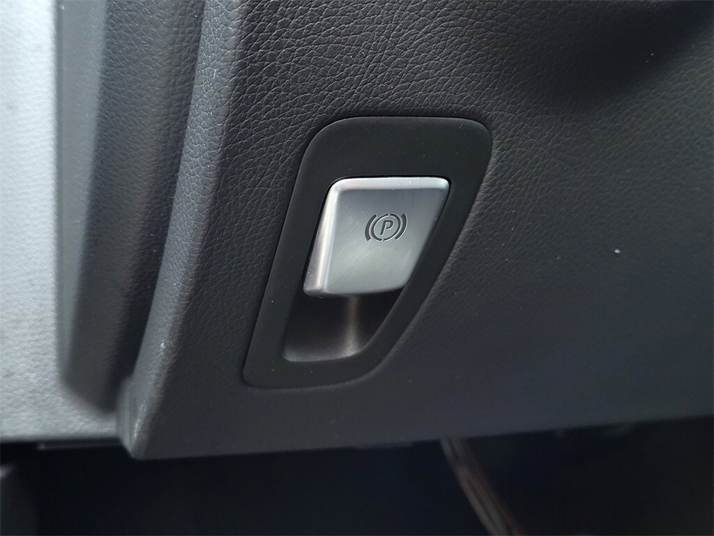 Vehicle image 29 of 33