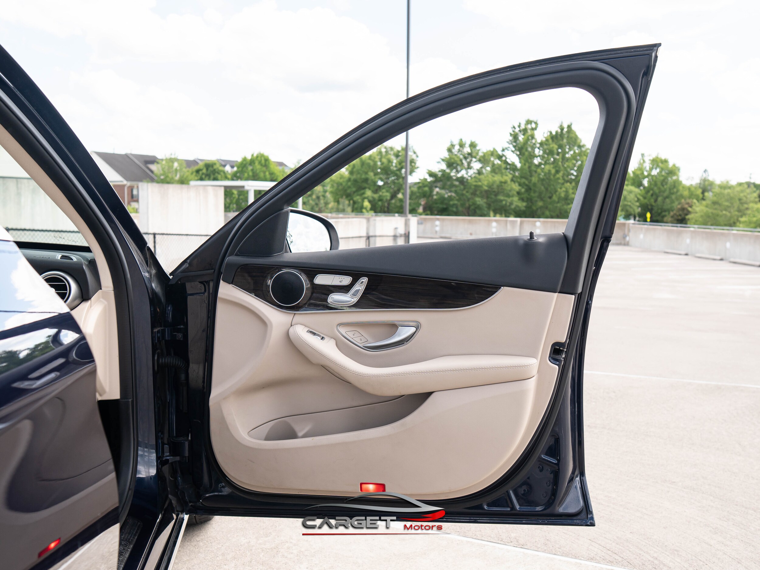 Vehicle image 41 of 51