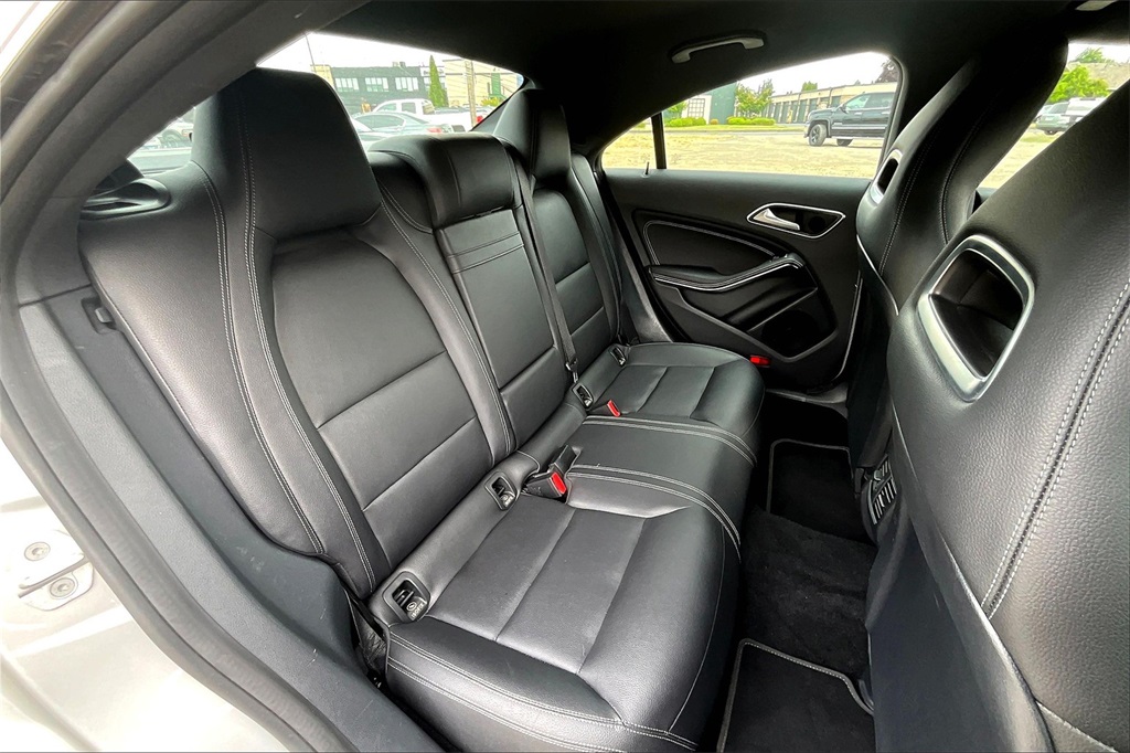 Vehicle image 10 of 32
