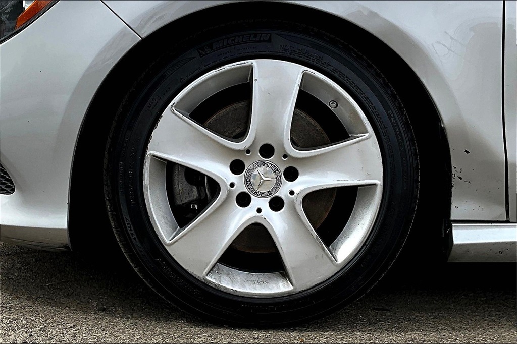 Vehicle image 9 of 32