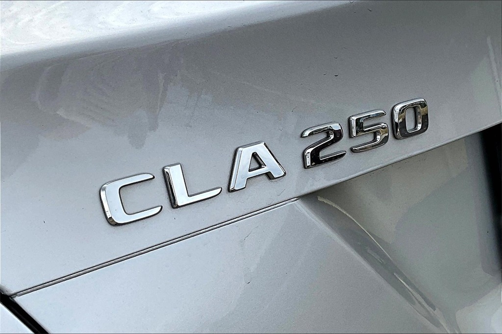 Vehicle image 27 of 32