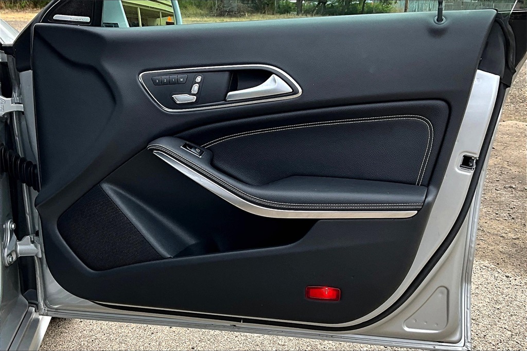Vehicle image 24 of 32
