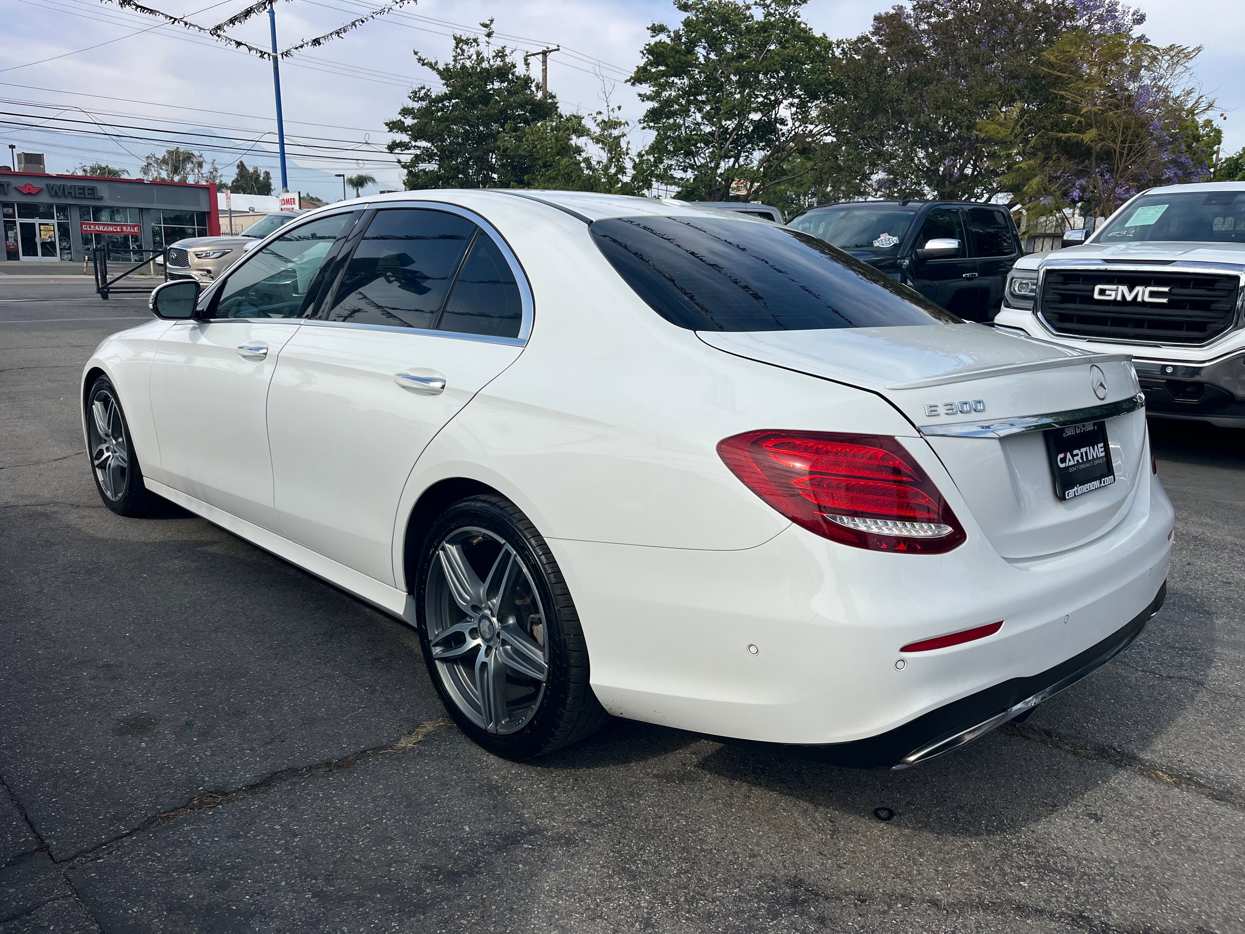 Vehicle image 8 of 71