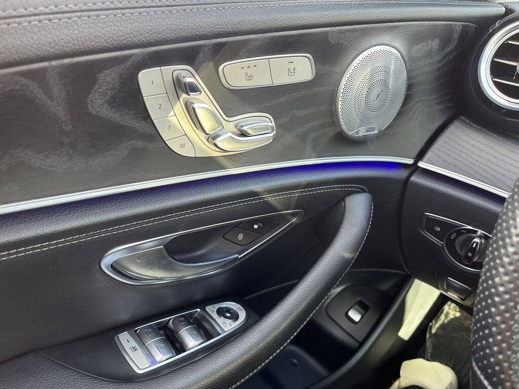 Vehicle image 22 of 25