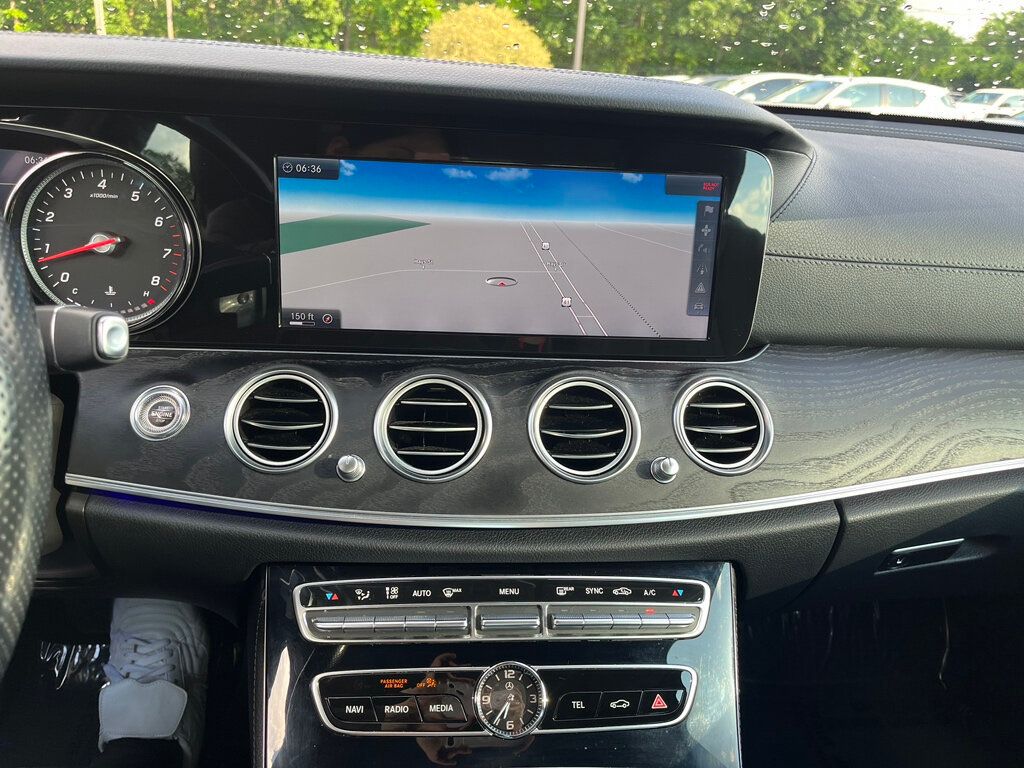 Vehicle image 23 of 25
