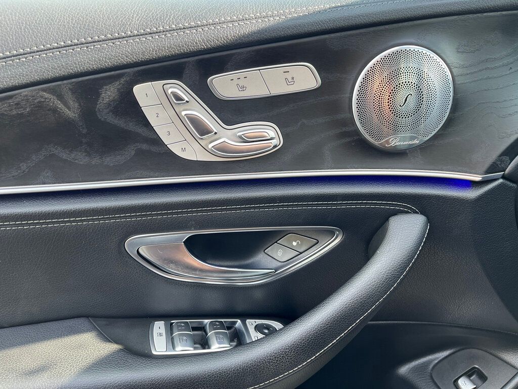 Vehicle image 19 of 25