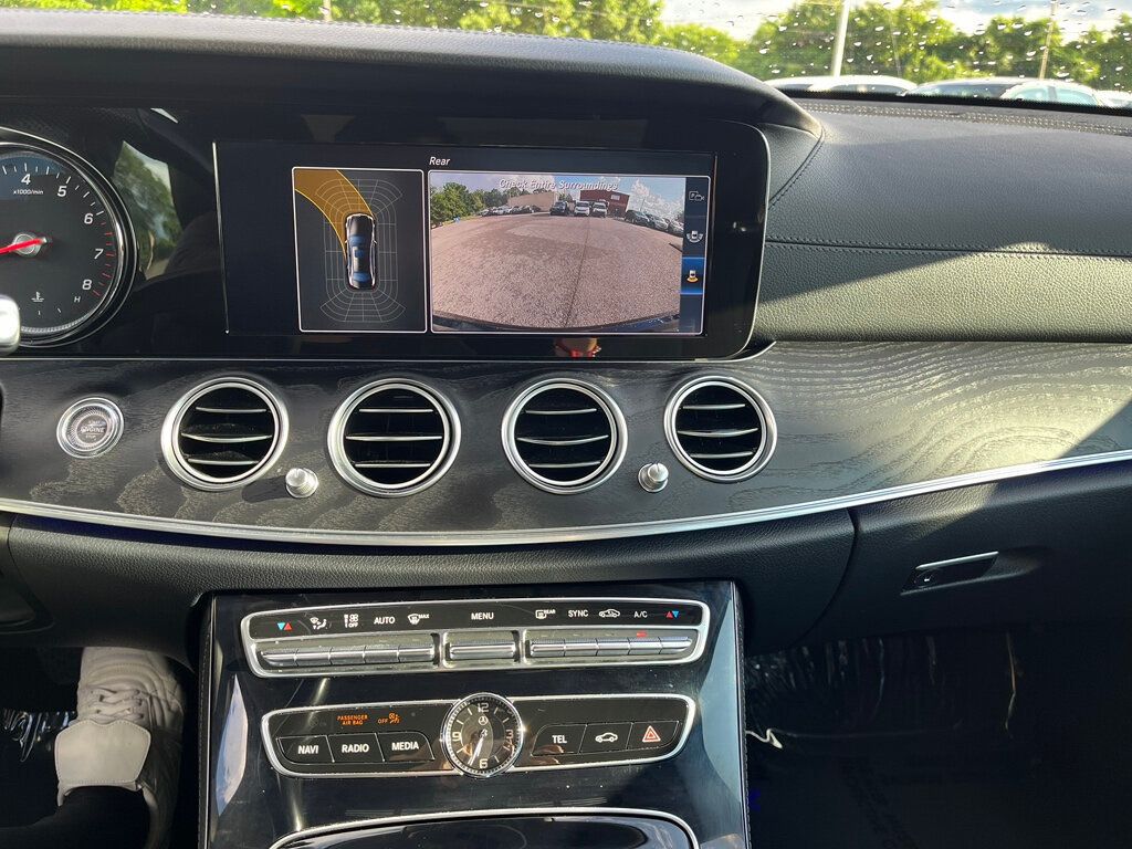 Vehicle image 21 of 25